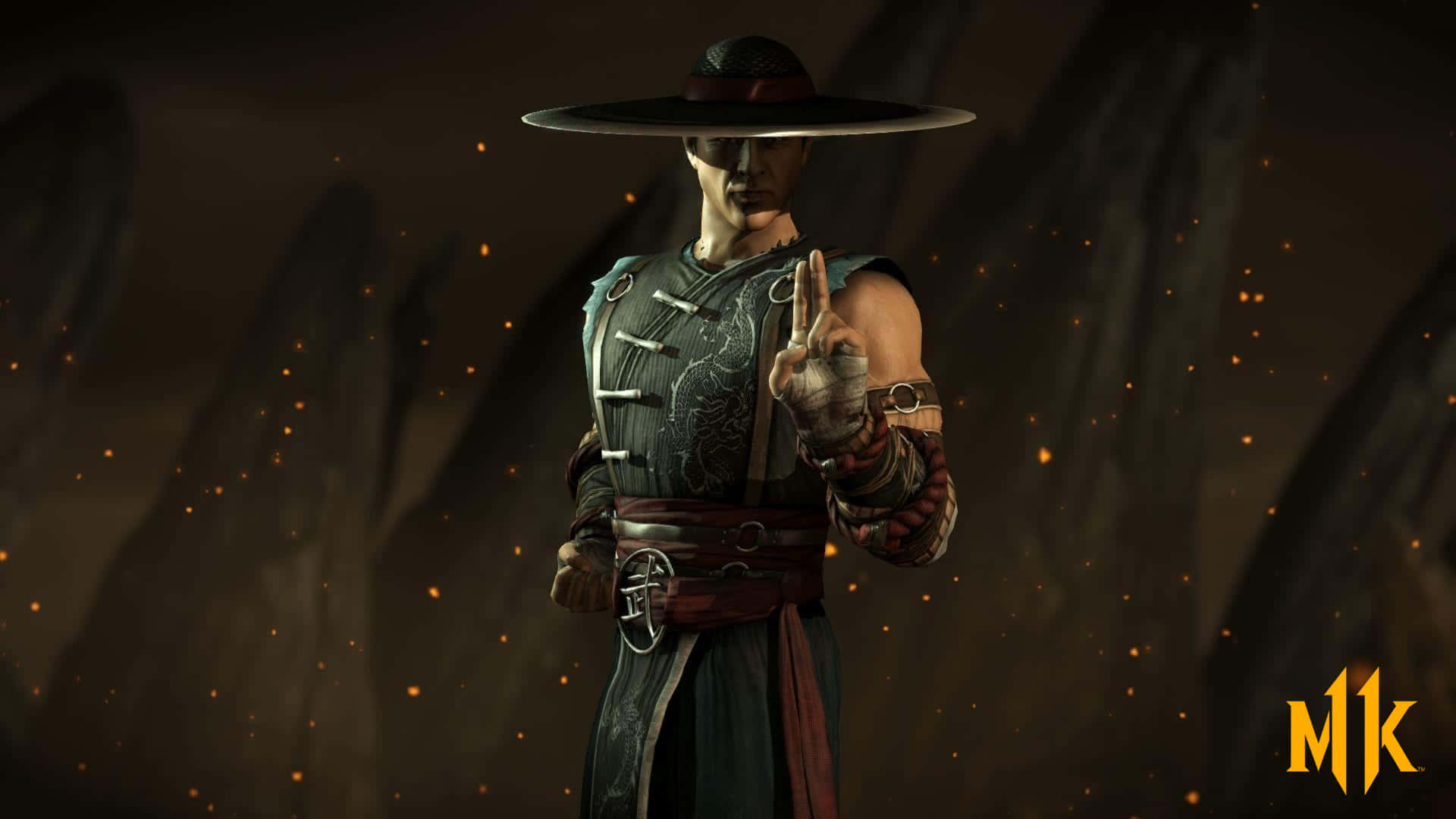 Mortal Kombat Kung Lao 桌布 壁紙 — 一位身穿深色長袍、戴寬邊帽的武術家，在煙霧繚繞、火花飄浮的背景中，擺出姿勢並做出手勢。