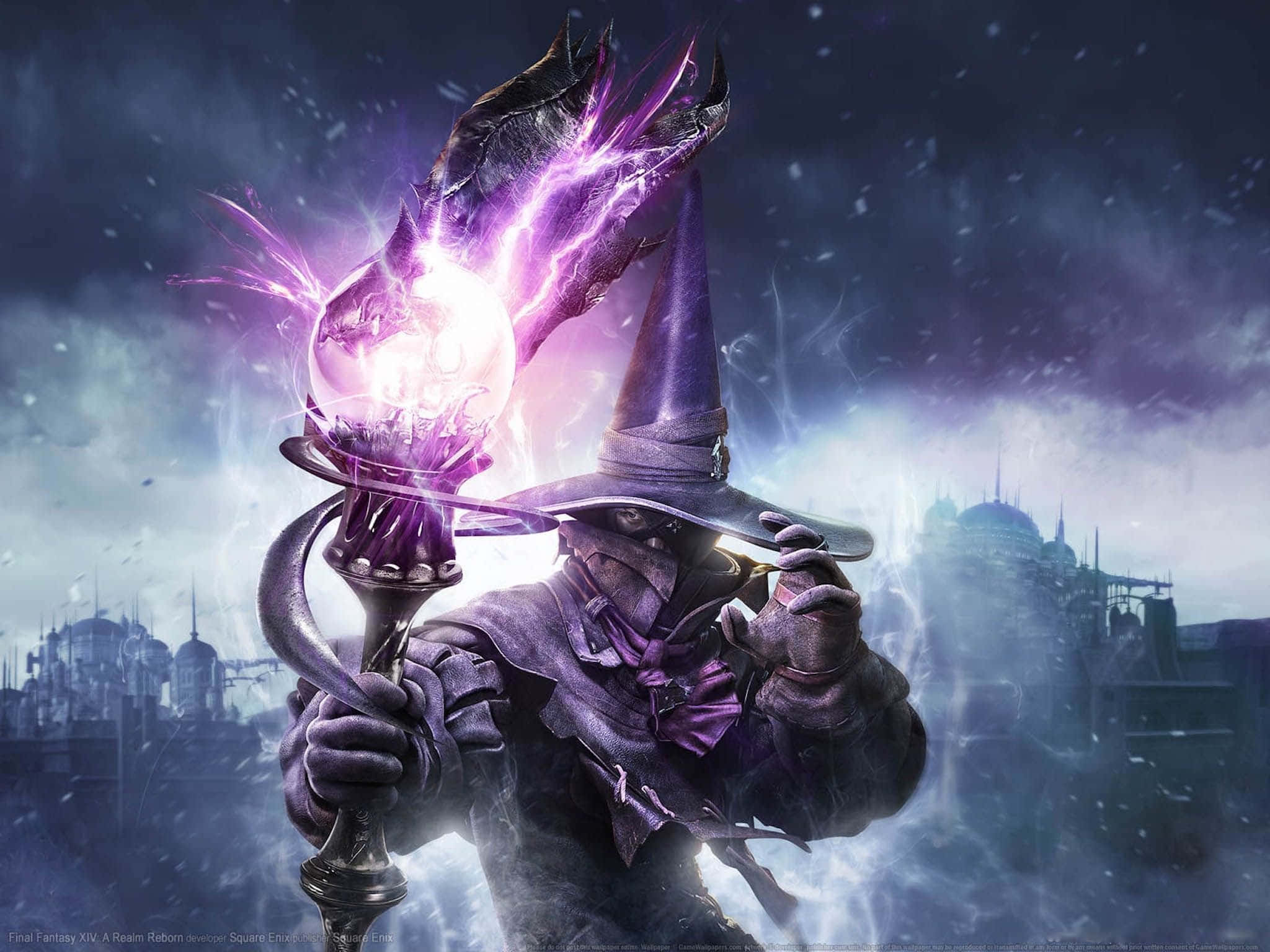 Sorcerer 桌布 壁紙 — 一位身穿深色長袍、戴尖帽的巫師，正對著暴風雨中的城市景觀，從法杖中引導出發光的紫色魔法。