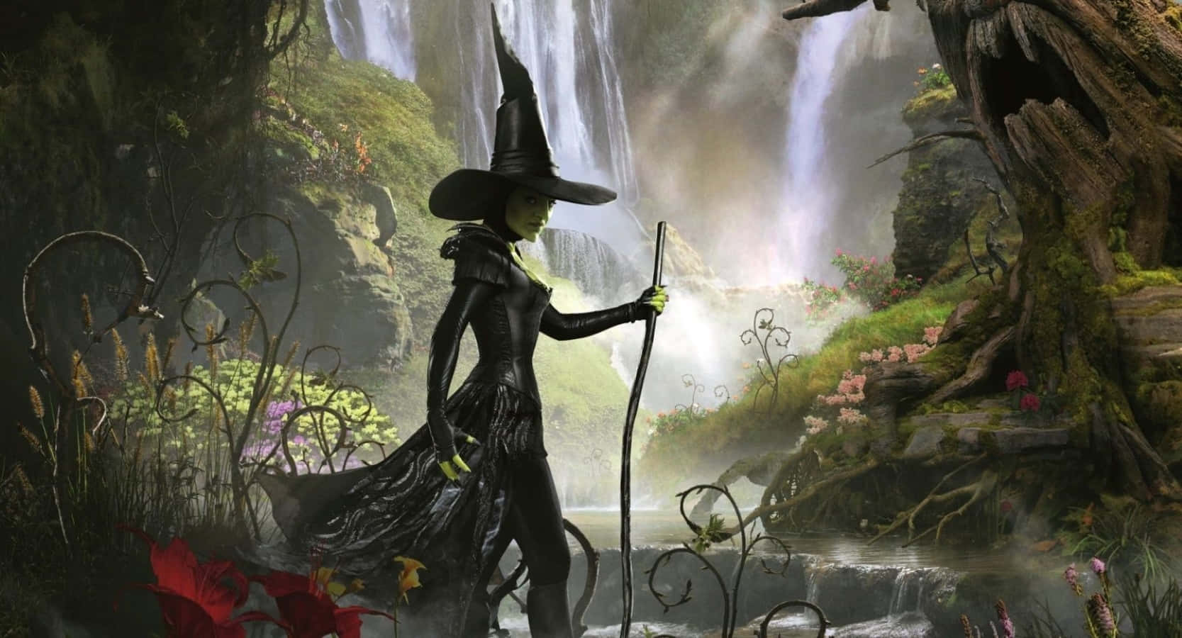 Evil Witch 桌布 壁紙 — 一位身穿深色長袍、戴著高帽的女巫站在茂密神秘森林的瀑布前。