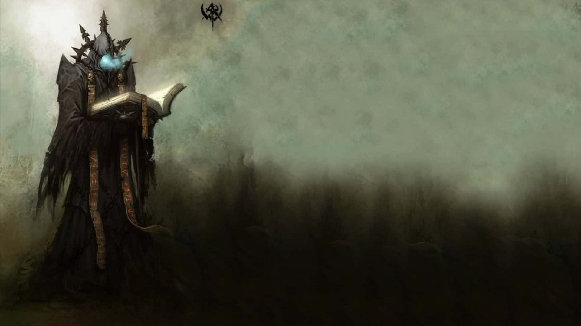 Wizardry 桌布 壁紙 — 一位身穿深色長袍、頭戴尖刺王冠的巫師，在迷霧籠罩、陰影重重的景觀中，從一本打開的書中施展出閃耀藍光的法術。