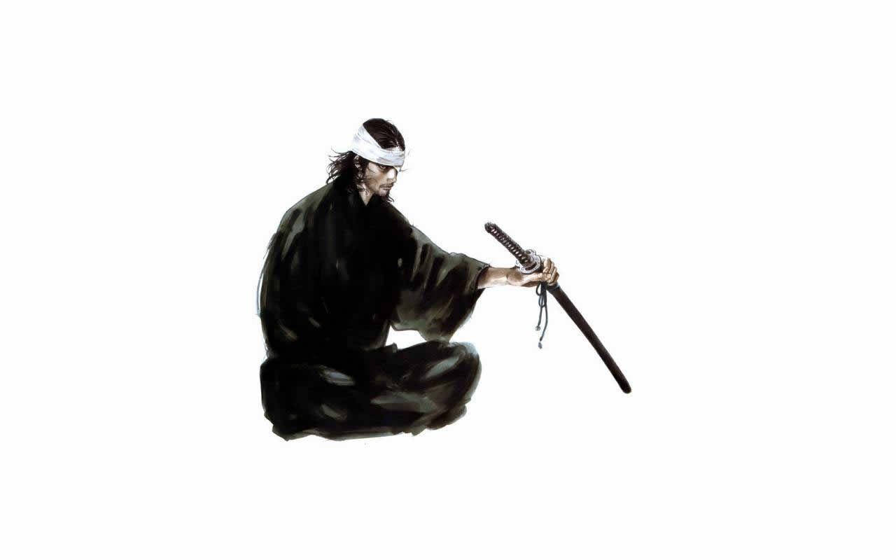 Illustration Art 桌布 壁紙 — 一位身穿深色長袍、頭戴白色頭帶的武士，在純白背景前跪著手持武士刀。