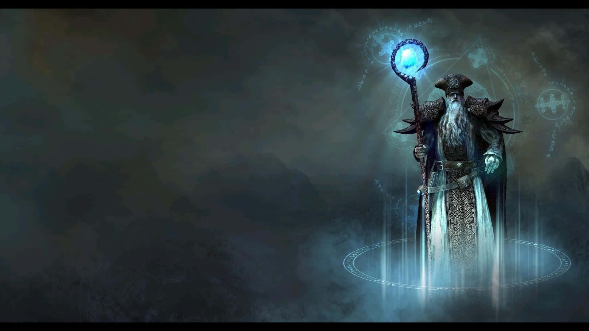 Skyrim Mage 桌布 壁紙 — 一位身穿深色長袍的巫師，手持發光的藍色法杖，站在暴風雨中的魔法森林裡的神秘圓圈上。
