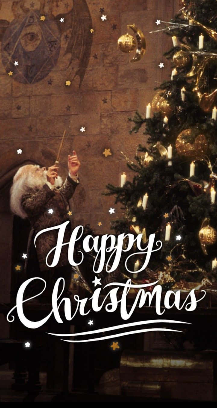 Harry Potter Christmas 桌布 壁紙 — 一位身穿深色長袍的巫師在華麗裝飾的聖誕樹旁用魔杖施法，樹上掛滿金色飾物和閃爍的蠟燭。