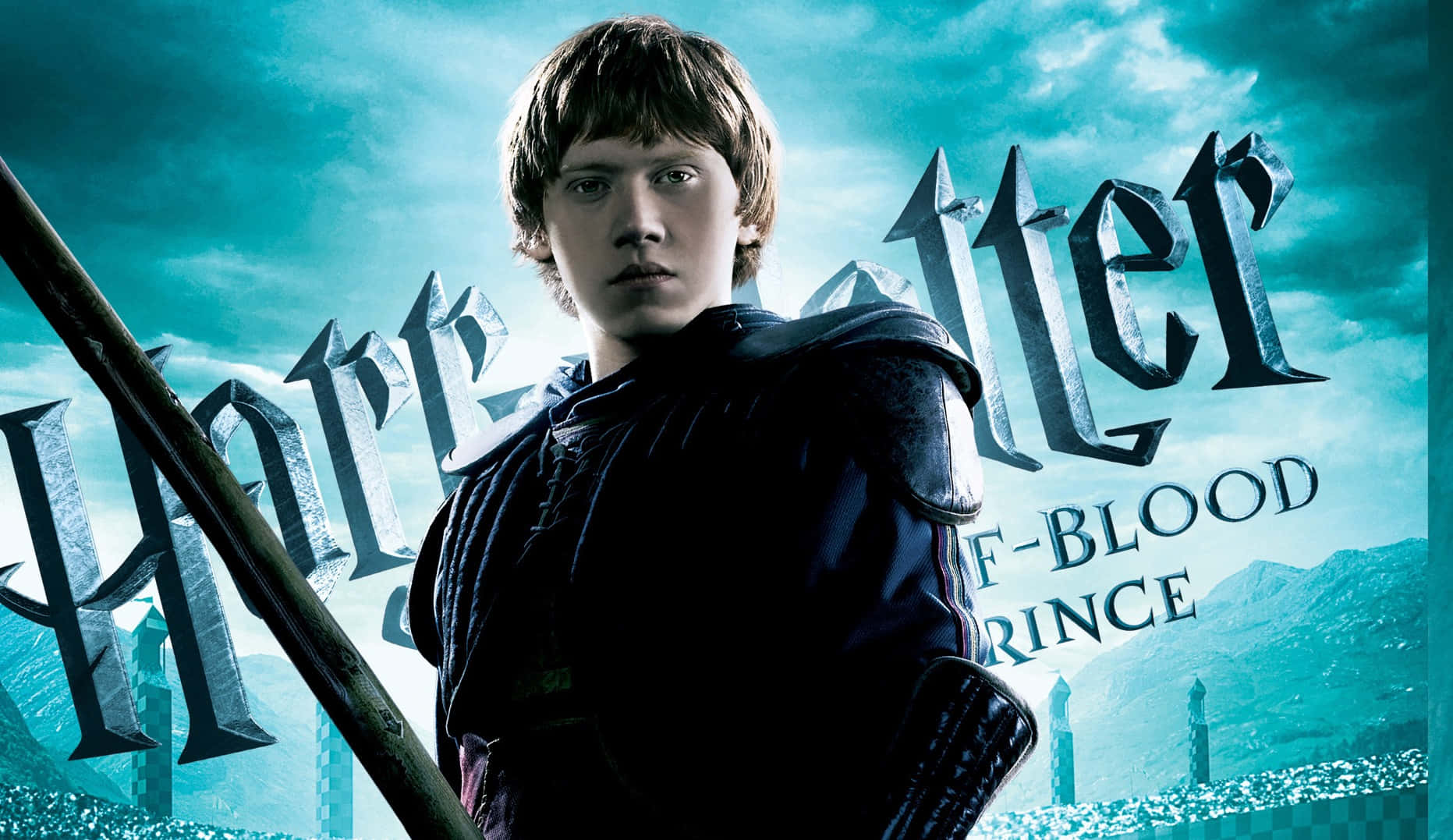 The Half-blood Prince 桌布 壁紙 — 一位身穿深色長袍的年輕巫師，在暴風雨般的藍綠色天空下舉著魔杖，背景有城堡塔樓和電影標題文字。