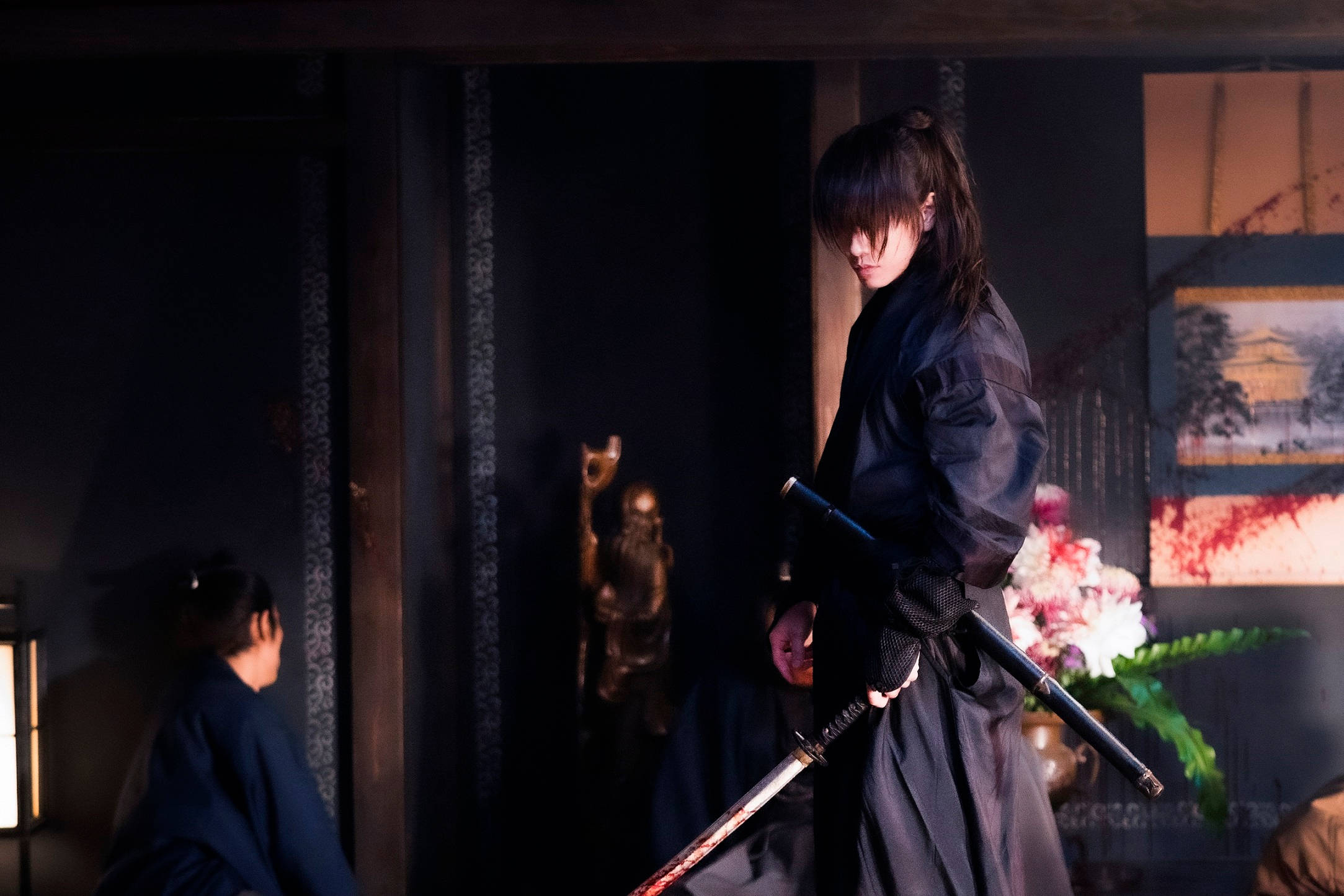 Kenshin 桌布 壁紙 — 一位身穿深色長袍的武士在光線昏暗的傳統日式房間中手持血淋淋的刀。