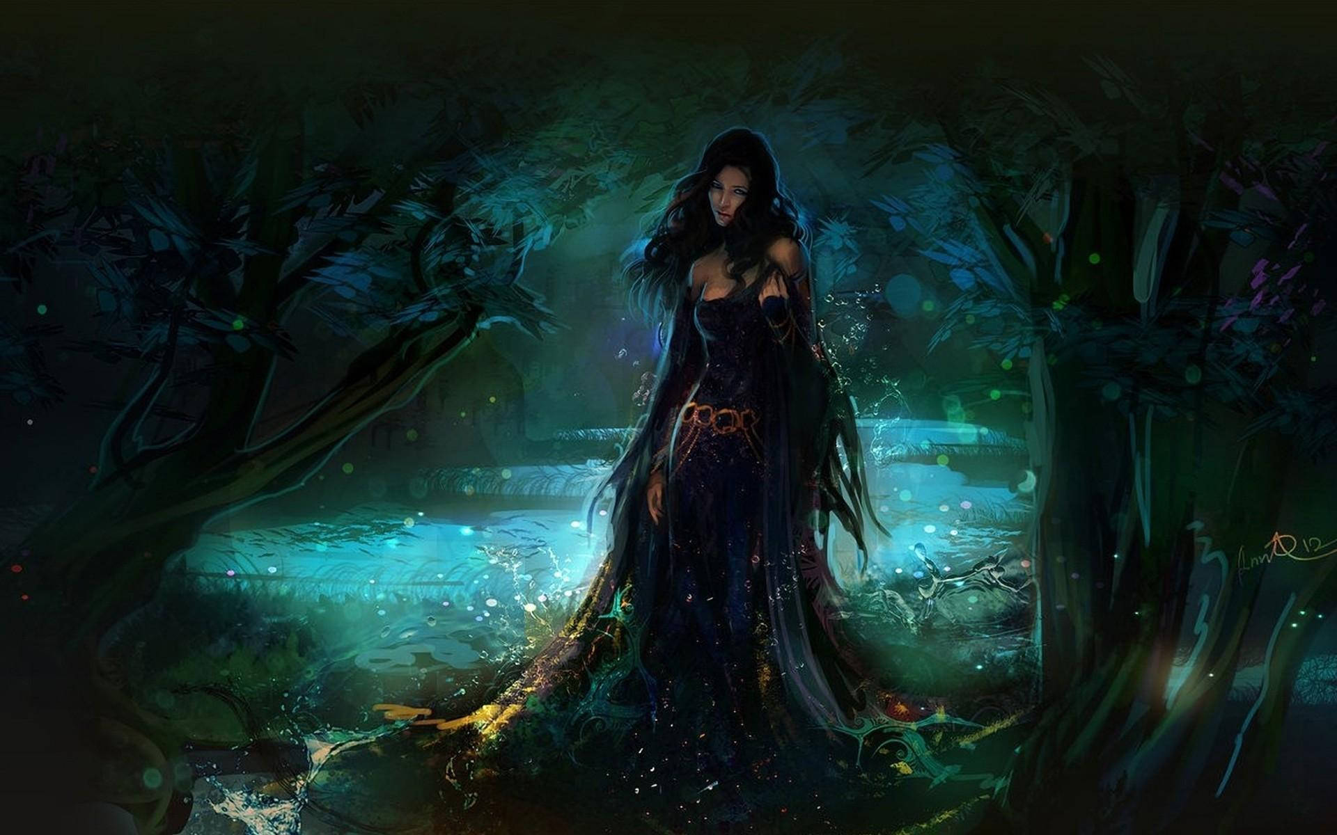Ethereal 桌布 壁紙 — 一位身穿深色長袍的神秘女子，在夜晚的發光魔法森林中，周圍有生物發光的光點。