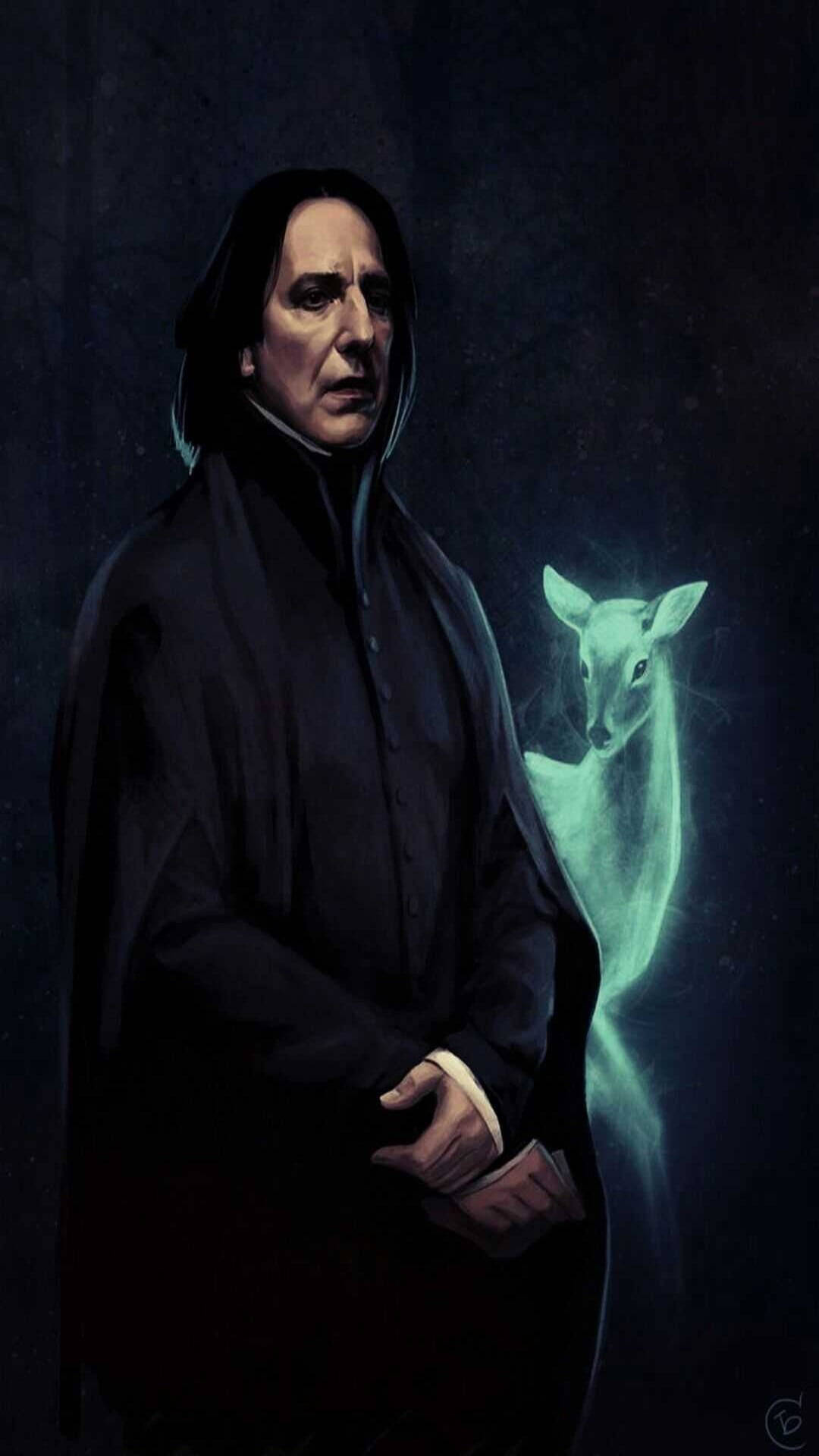 snape 桌布 壁紙 — 一位身穿深色長袍的莊嚴巫師，站在一個發光的半透明鹿旁邊，背景陰暗而神秘。