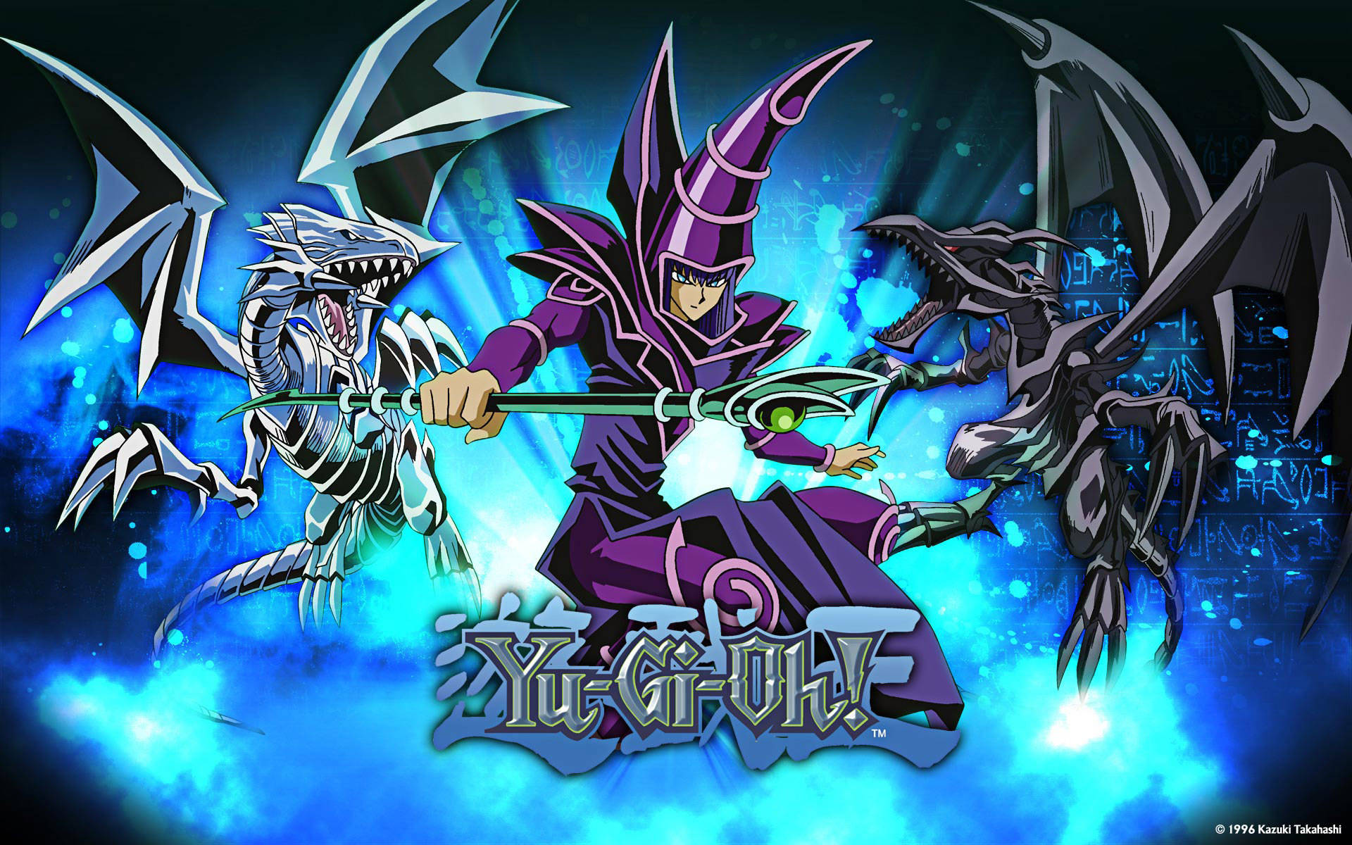 Yu Gi Oh 桌布 壁紙 — 一位身穿深色長袍的遊戲王決鬥者揮舞著發光的法杖，兩側有兩條兇猛的龍，背景是充滿活力的藍色能量。