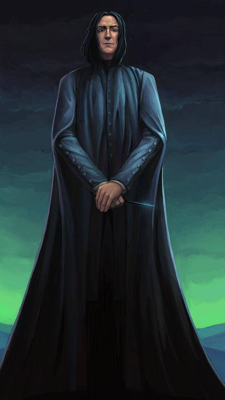 snape 桌布 壁紙 — 一位身穿深色長袍的高大巫師，在暮色蒼茫的天空下，伴隨著發光的綠色極光，莊嚴地站立。
