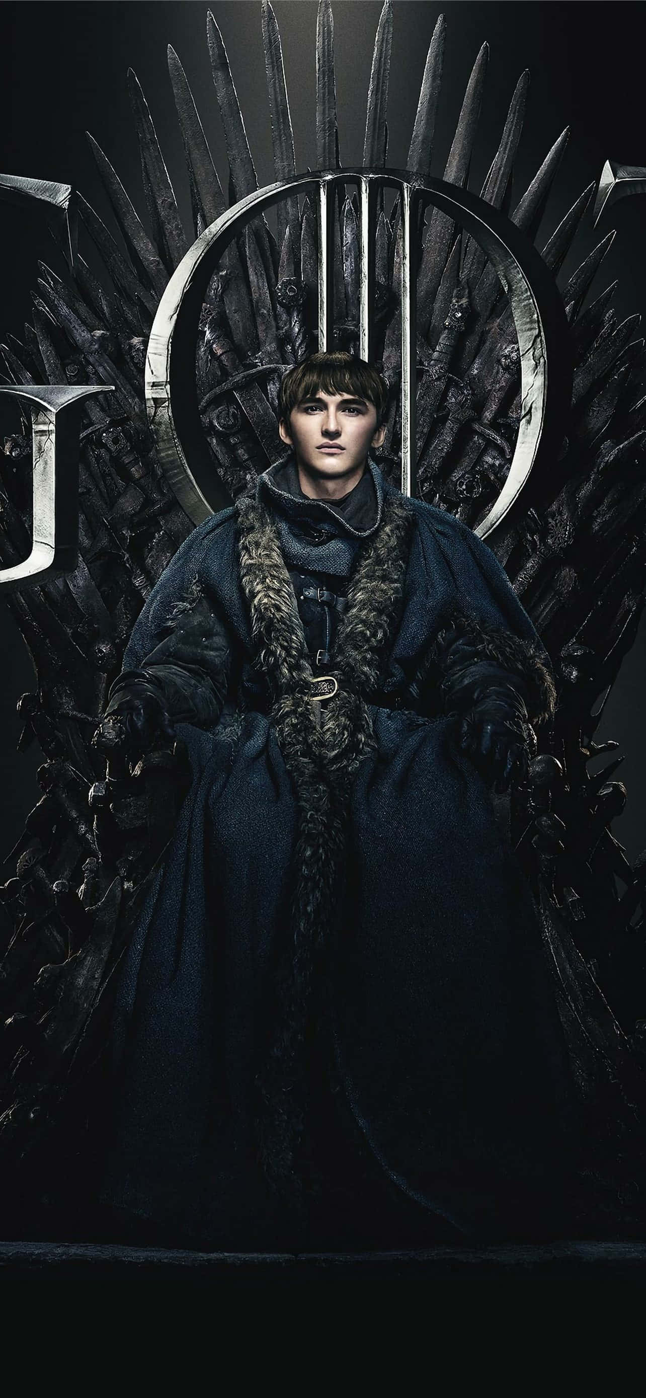 Game Of Thrones iPhone 桌布 壁紙 — 一位身穿深藍色毛皮襯裡斗篷的年輕男子，在陰暗的金屬王座廳中莊嚴地坐在鐵王座上。