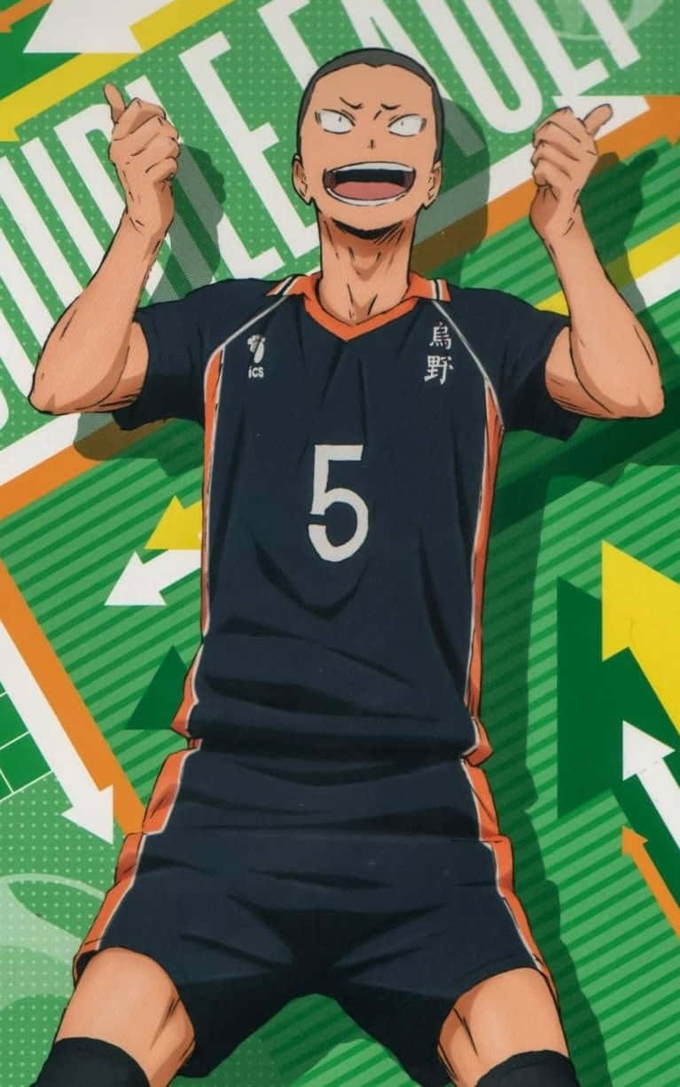 Tanaka Ryunosuke 桌布 壁紙 — 一位身穿深藍色球衣、背號5的動漫排球選手，在充滿活力的綠色和黃色背景前，高舉拳頭慶祝勝利。