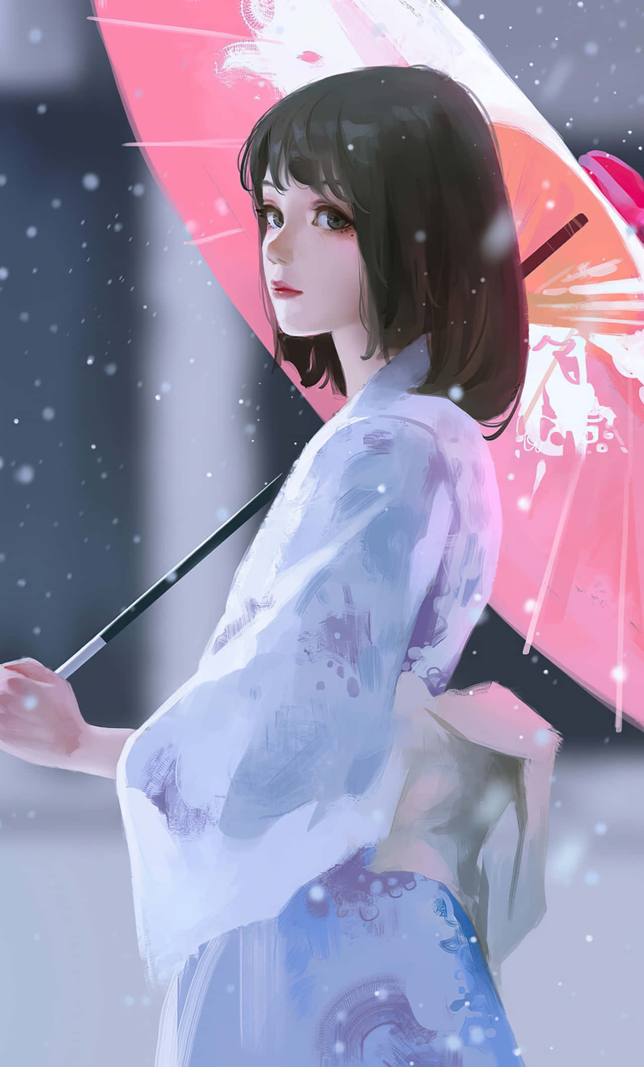 美女 桌布 壁紙 — 一位身穿淺藍色和服的年輕女子，在柔和夢幻的氛圍中，雪花飄落，她撐著一把粉紅色的傘。