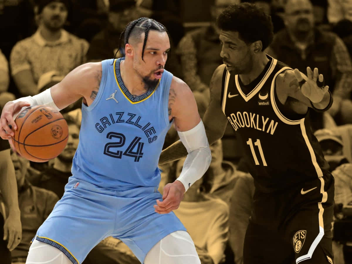 Dillon Brooks 桌布 壁紙 — 一位身穿淺藍色灰熊隊球衣的籃球運動員在激烈的比賽中運球，同時被一位身穿黑色球衣的布魯克林籃網隊球員防守。
