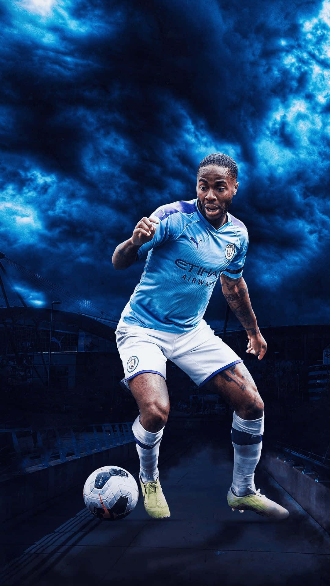 Sterling 桌布 壁紙 — 一位身穿淺藍色球衣的足球運動員在戲劇性的暴風雨藍天和烏雲下運球。