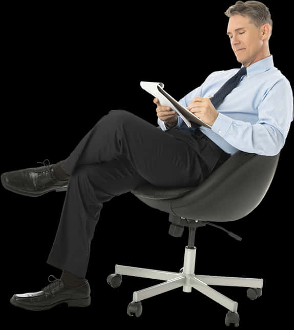 People Sitting 桌布 壁紙 — 一位身穿淺藍色襯衫和深色領帶的商人，放鬆地坐在黑色辦公椅上，在黑色背景前寫字板。