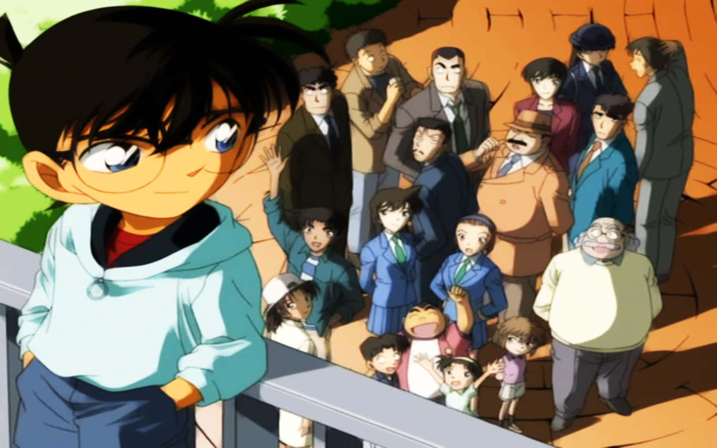 Detective Conan 桌布 壁紙 — 一位身穿淺藍色連帽衫的年輕偵探自信地站在一群多元化的動畫角色面前，場景充滿活力的動畫風格。