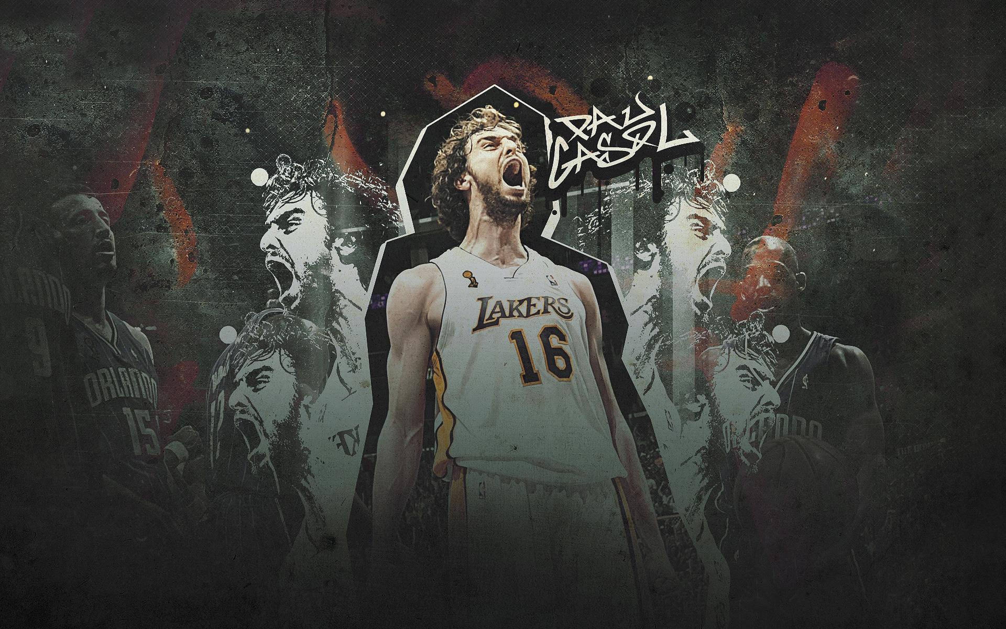 Pau Gasol 桌布 壁紙 — 一位身穿湖人隊球衣的動感籃球運動員，在粗糙的塗鴉背景與褪色的隊友剪影中，發出勝利的咆哮。