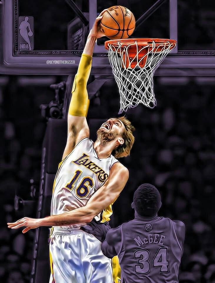 Pau Gasol 桌布 壁紙 — 一位身穿湖人隊球衣的籃球運動員，在防守者從下方觀看時，以強烈的專注力灌籃。