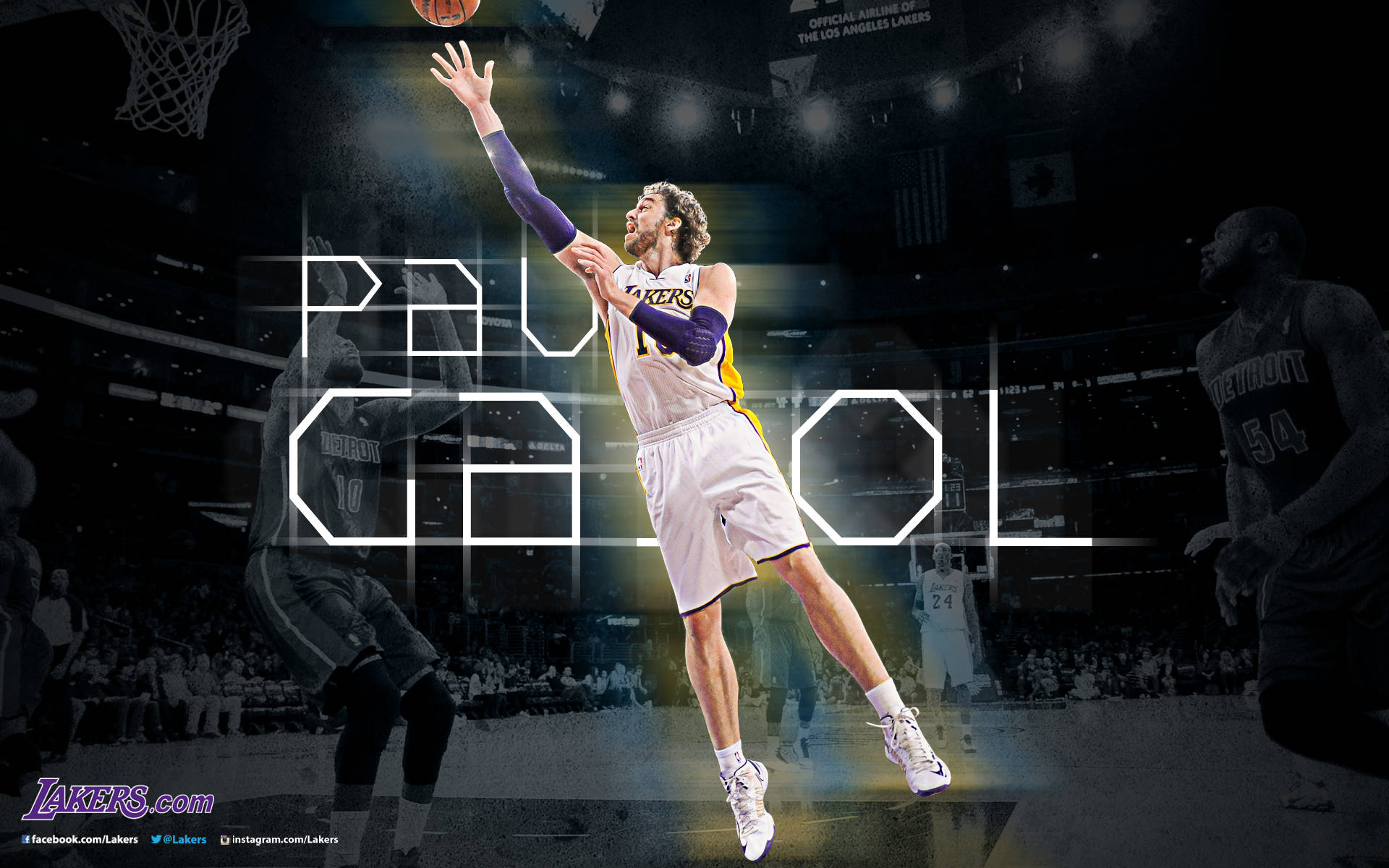 Pau Gasol 桌布 壁紙 — 一位身穿湖人隊球衣的籃球運動員在明亮的場館燈光下動態跳起投籃。