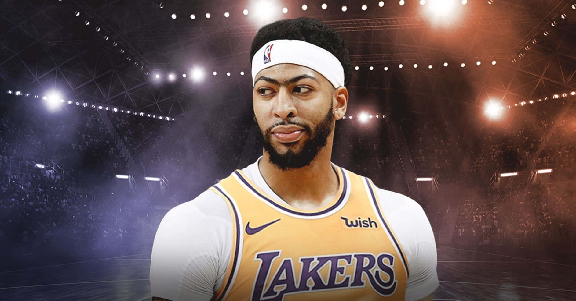 Anthony Davis 桌布 壁紙 — 一位身穿湖人隊球衣的籃球運動員在場館燈光下自信地站立，背景是人群。