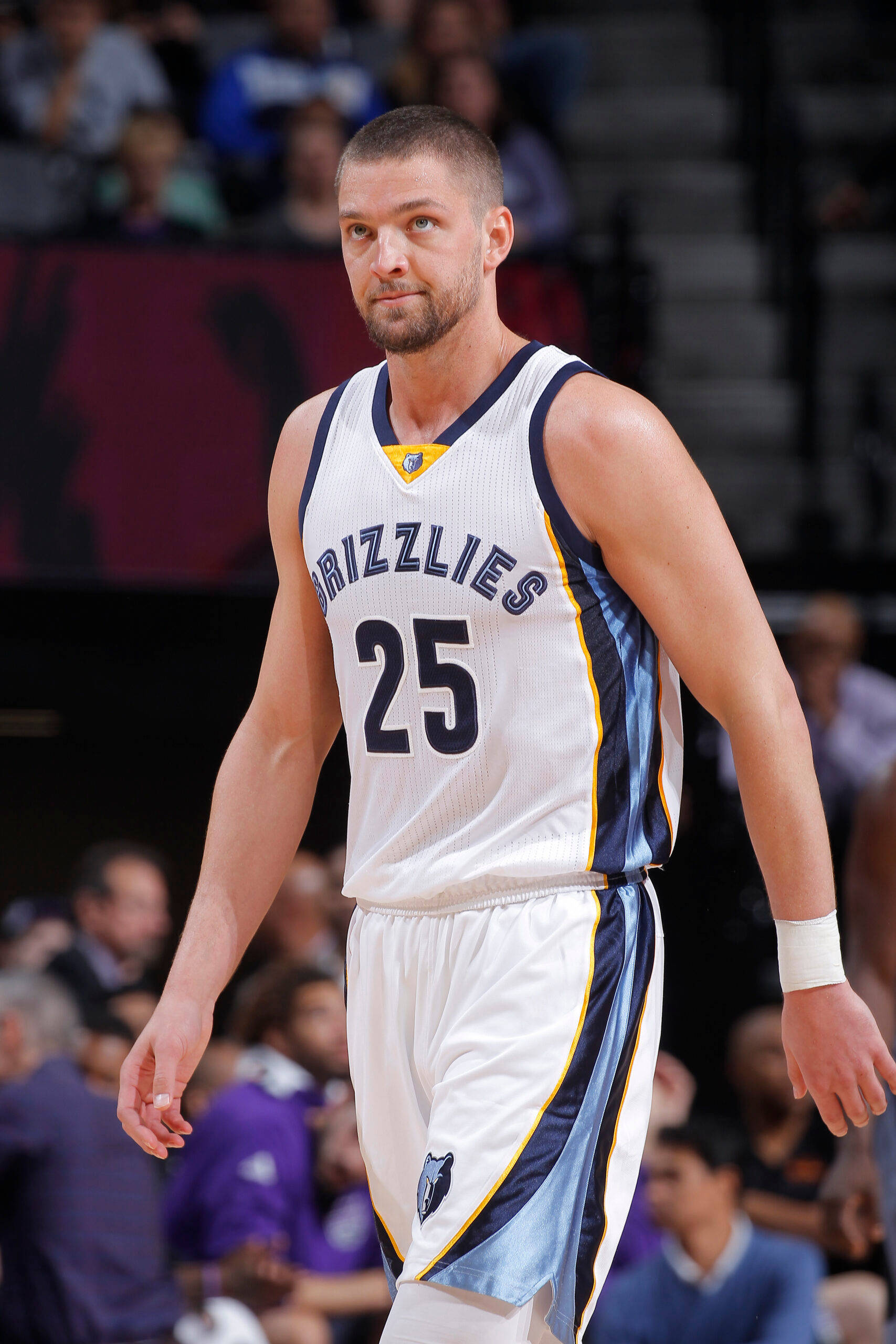 Grizzlies 桌布 壁紙 — 一位身穿灰熊隊球衣的專注籃球運動員在球場上行走，背景是模糊的觀眾。