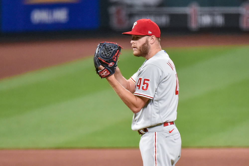 Phillies 桌布 壁紙 — 一位身穿灰色制服搭配紅色點綴的棒球投手，站在綠色球場上，手持手套。