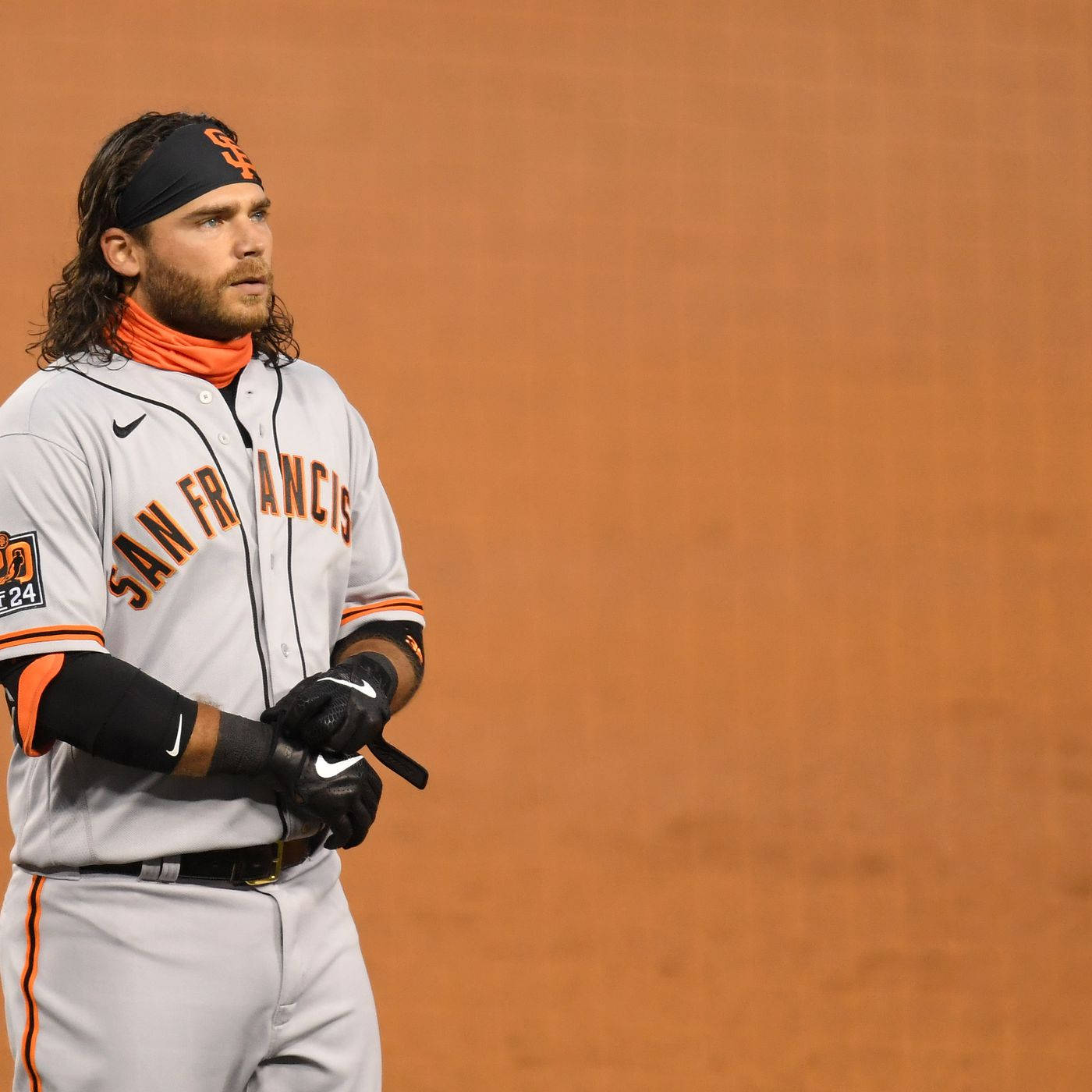 San Francisco Giants 桌布 壁紙 — 一位身穿灰色球衣的舊金山巨人隊棒球選手站在泥地球場上，專注地握著球棒。