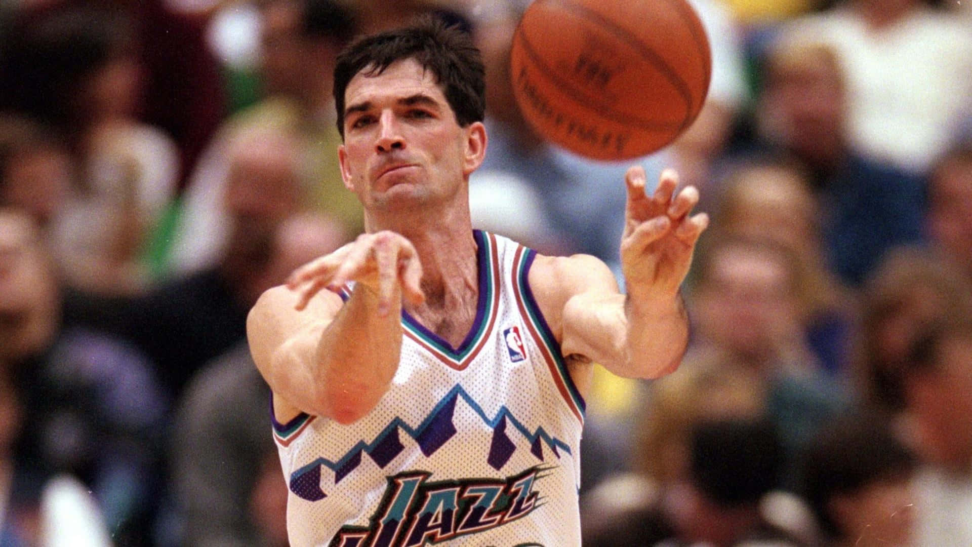 NBA 桌布 壁紙 — 一位身穿爵士隊球衣、專注的籃球運動員在比賽中準備投籃，背景是模糊的人群。