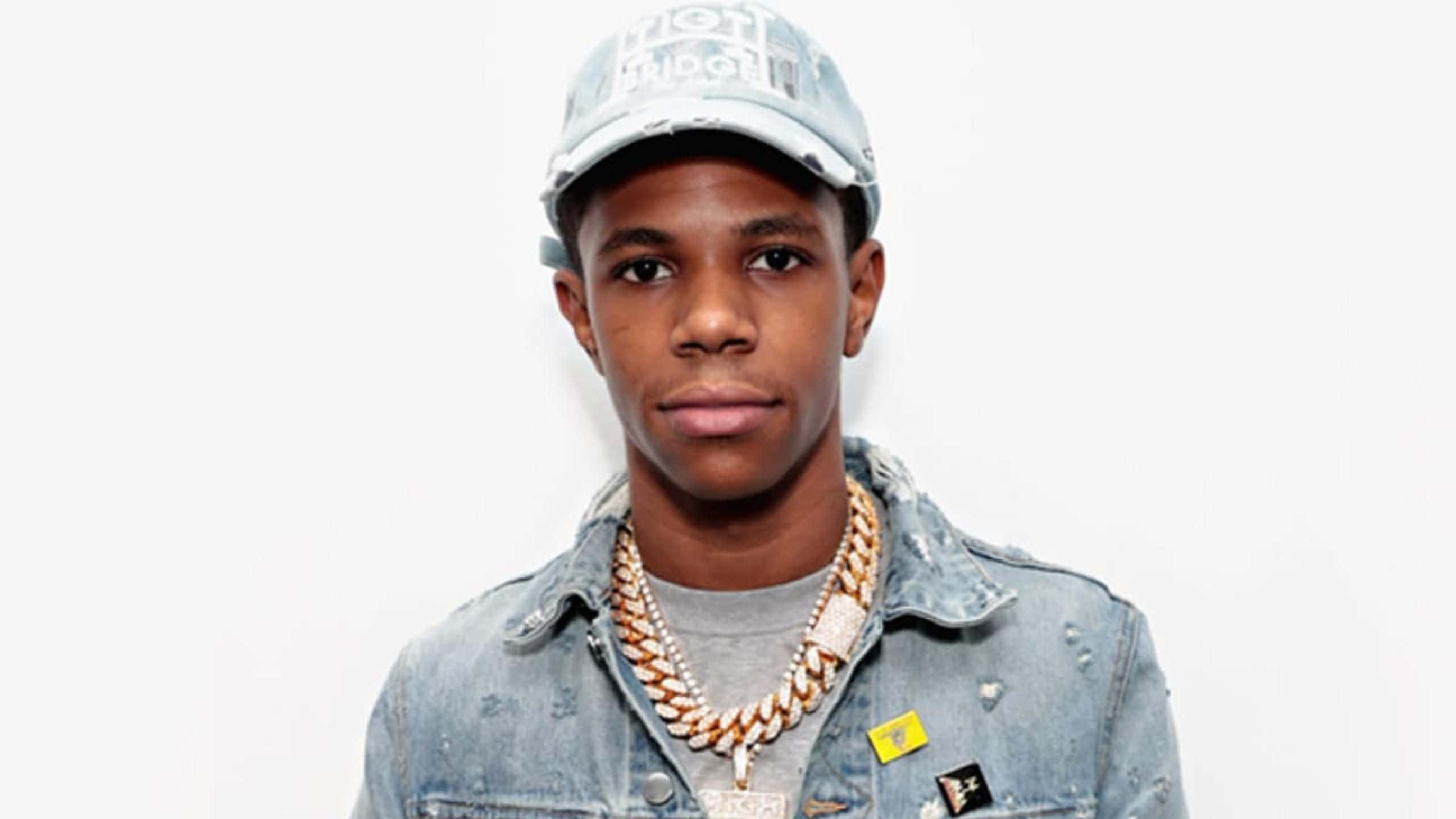 Rappers 桌布 壁紙 — 一位身穿牛仔外套和帽子的年輕男子，在純白背景前直視鏡頭，表情嚴肅。