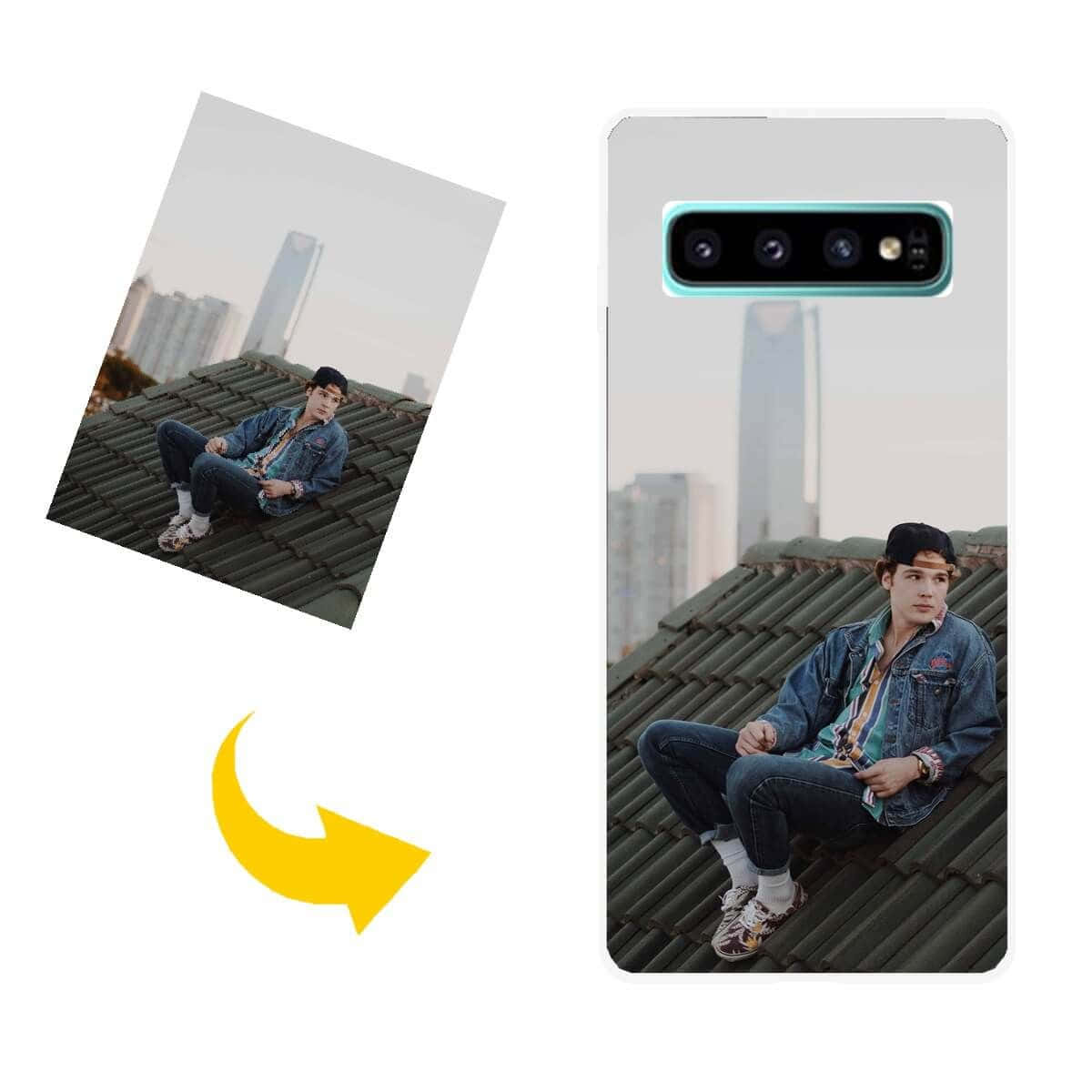 Galaxy S10 桌布 壁紙 — 一位身穿牛仔外套的年輕男子隨意地坐在瓷磚屋頂上，身後是城市天際線。