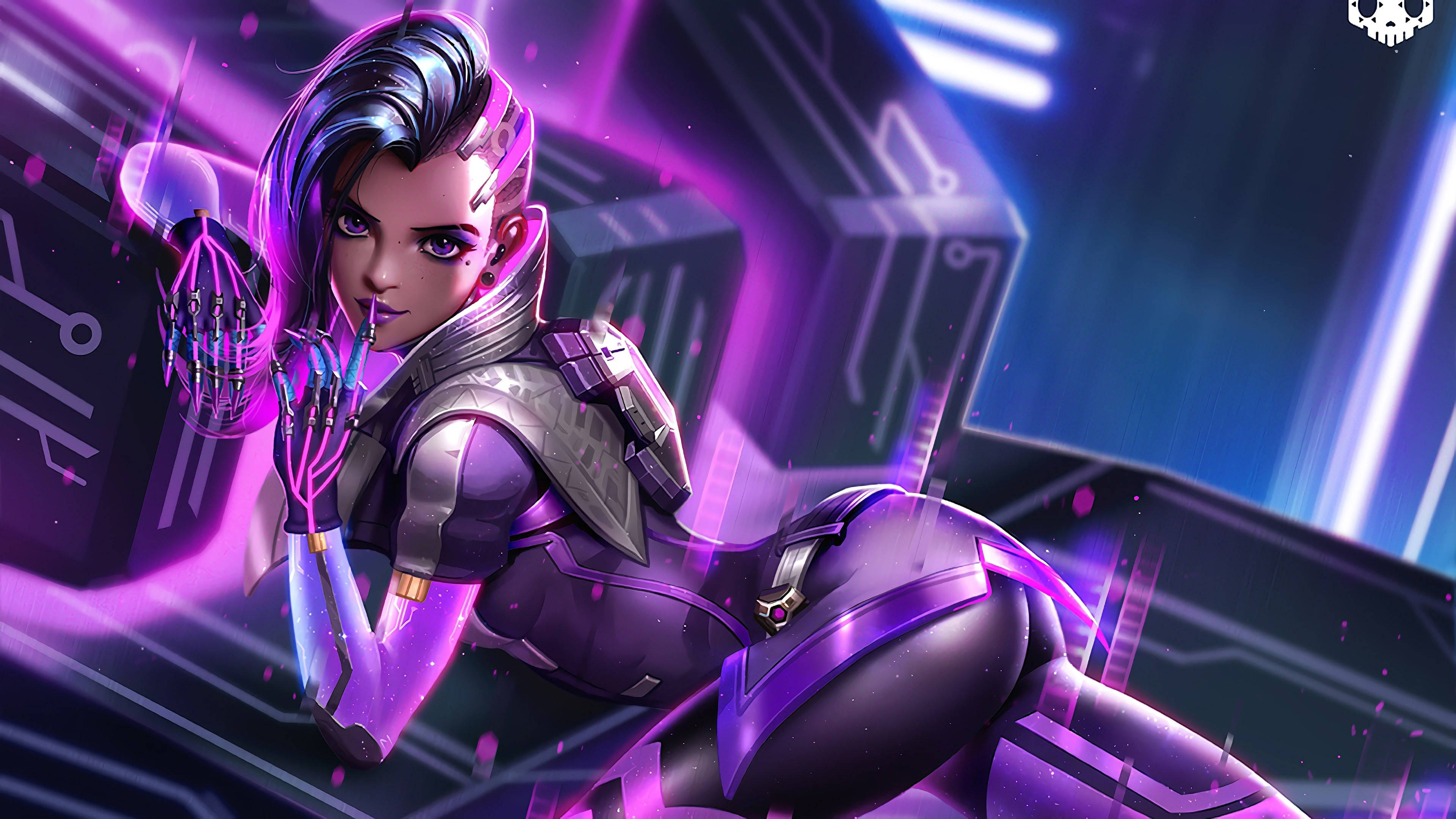 Overwatch 桌布 壁紙 — 一位身穿發光紫色裝甲的賽博龐克女性特工蹲在霓虹燈閃爍的數位城市景觀中。