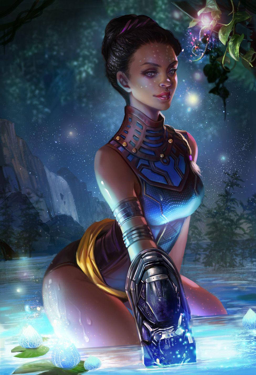 Shuri 桌布 壁紙 — 一位身穿發光藍色盔甲的機械女性，坐在星空下神秘發光的池水中。