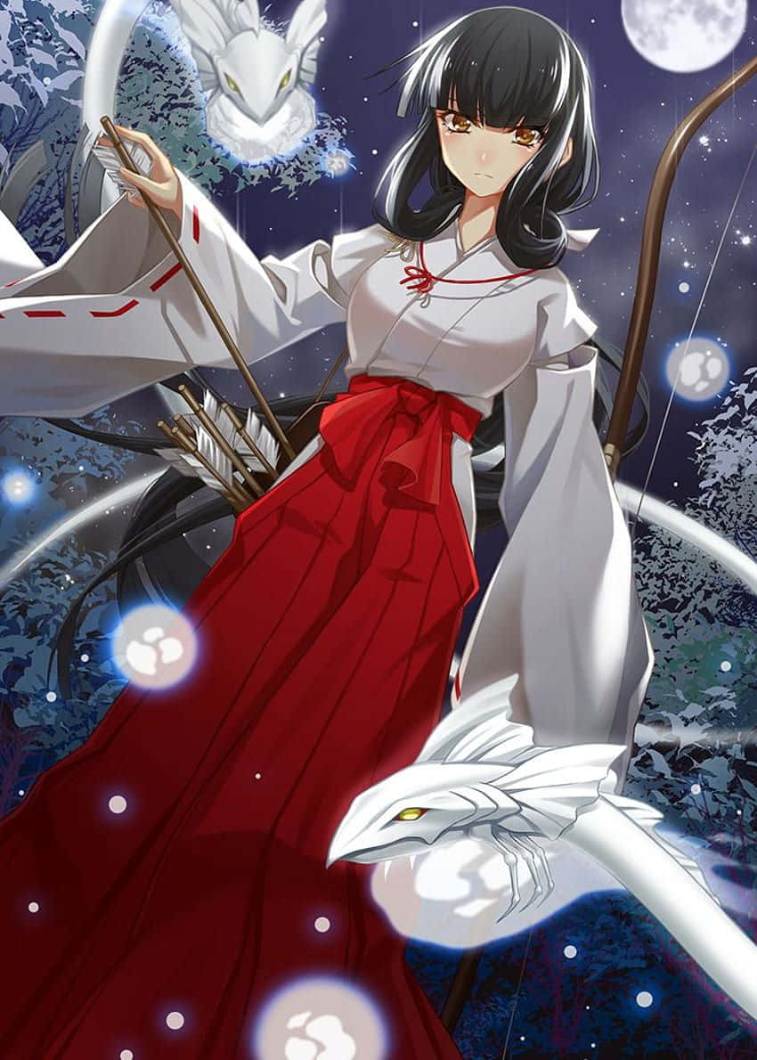 Inuyasha And Kikyo 桌布 壁紙 — 一位身穿白紅巫女服的巫女，在月光下手持弓箭，兩旁有發光的白色狐靈。