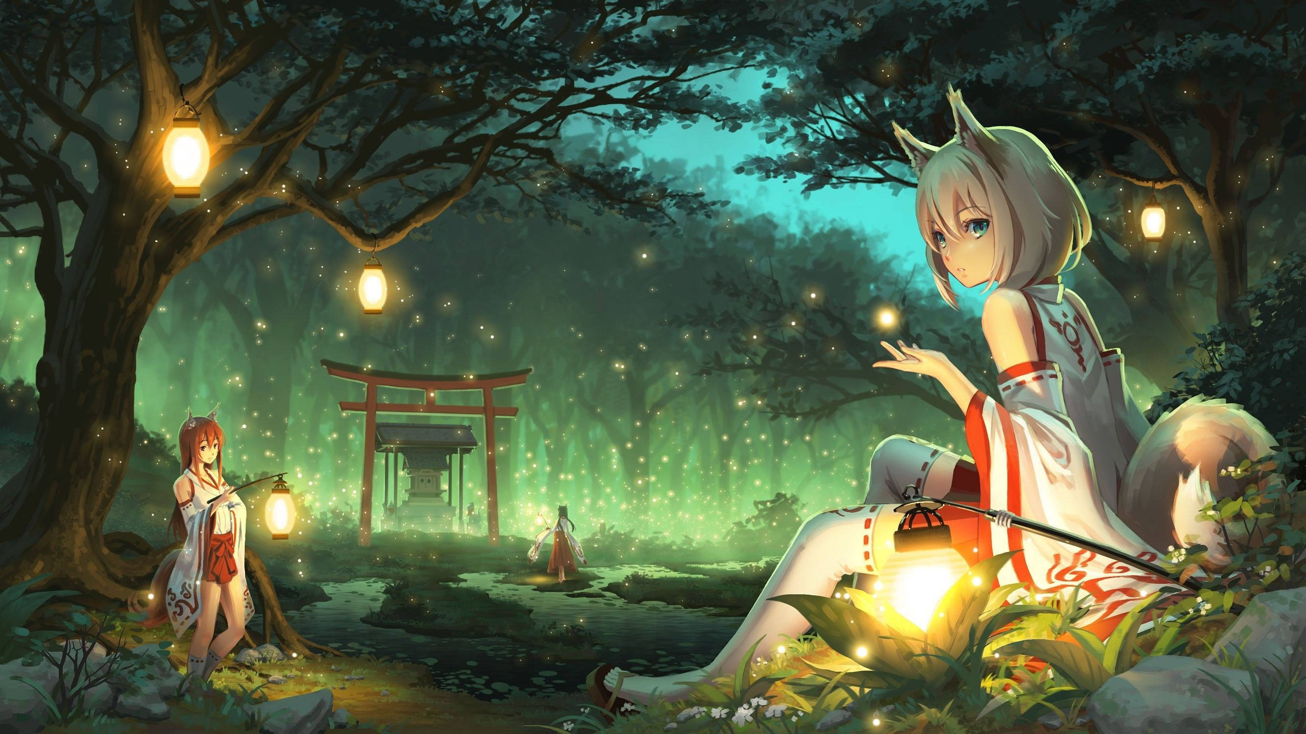 Kitsune 桌布 壁紙 — 一位身穿白紅長袍的狐靈少女坐在夜間神秘森林中發光的燈籠旁，遠處有一座神社和另一個人影。