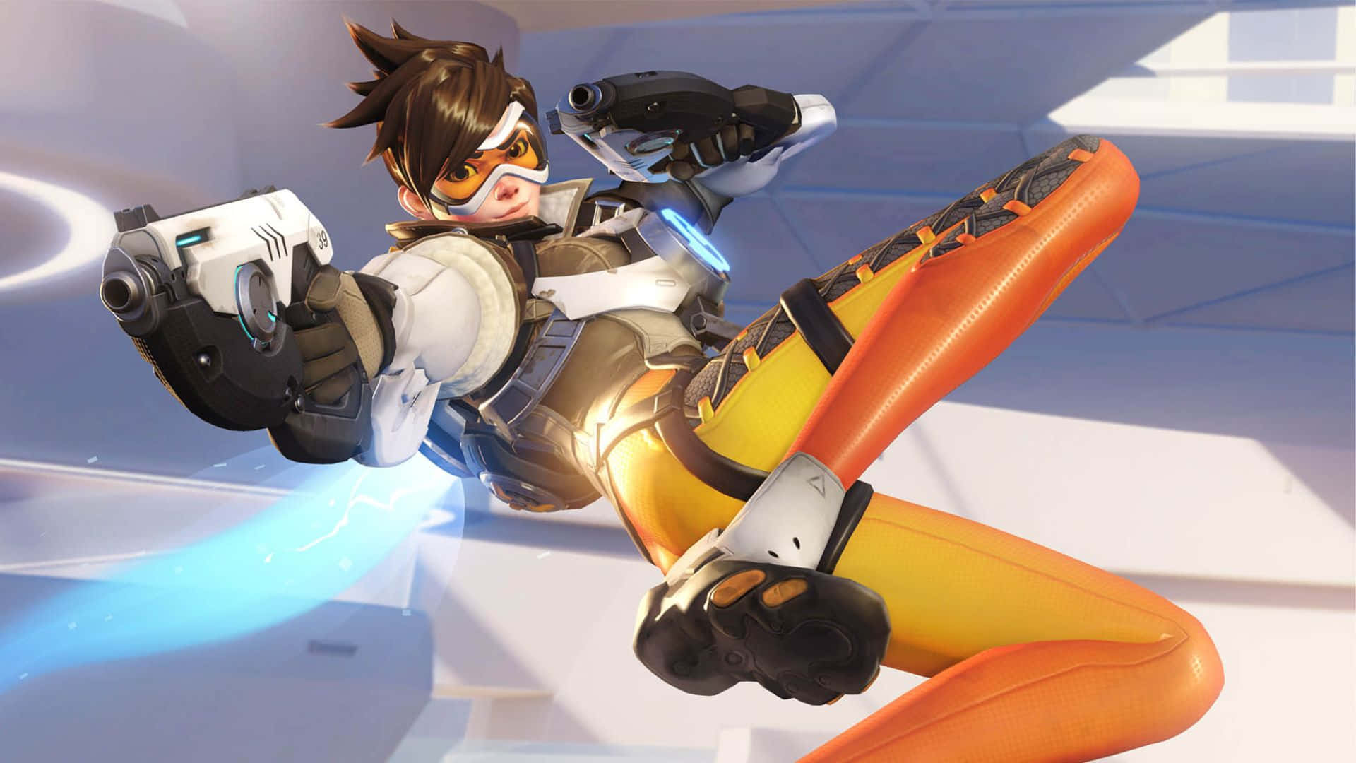 1920x1080 Overwatch 桌布 壁紙 — 一位身穿白色、橙色和黑色裝備的動感女性Overwatch特工，躍至半空，雙持手槍射擊，伴隨著發光的藍色能量軌跡。