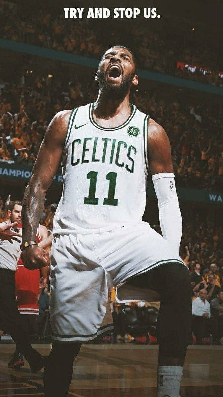 Kyrie 桌布 壁紙 — 一位身穿白色11號球衣的波士頓塞爾提克籃球運動員在球場上，背後有群眾，發出勝利的怒吼。