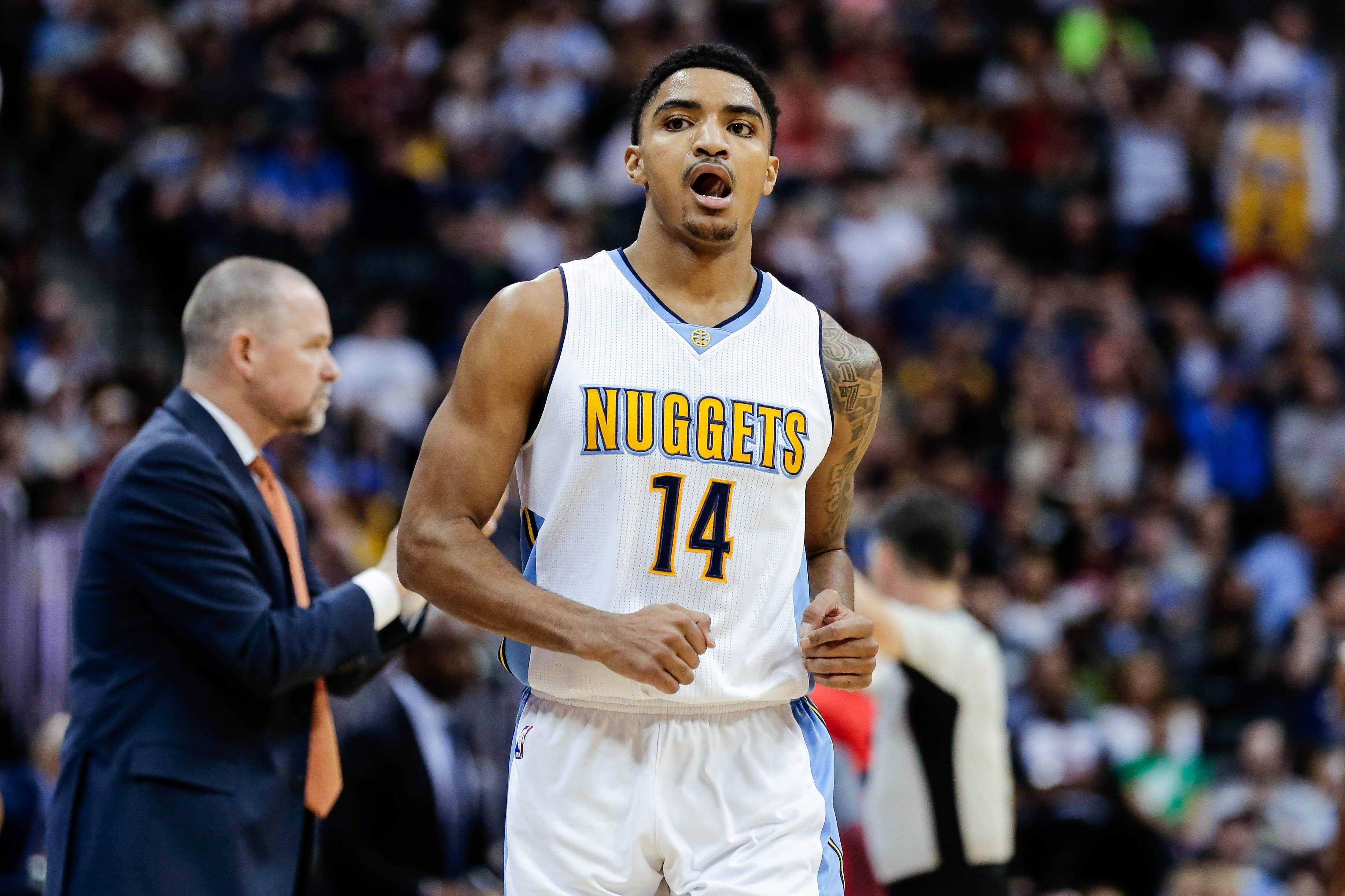 gary harris 桌布 壁紙 — 一位身穿白色14號球衣的丹佛金塊籃球運動員在比賽中激情呼喊，教練在附近。