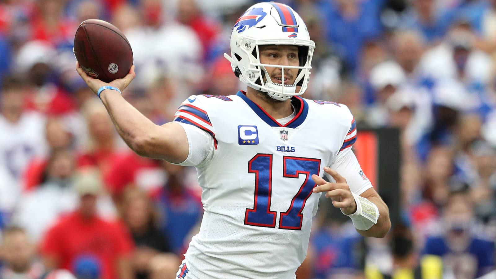 布法羅比爾四分衛在比賽中擲出橄欖球。 — NFL GIF 壁紙
