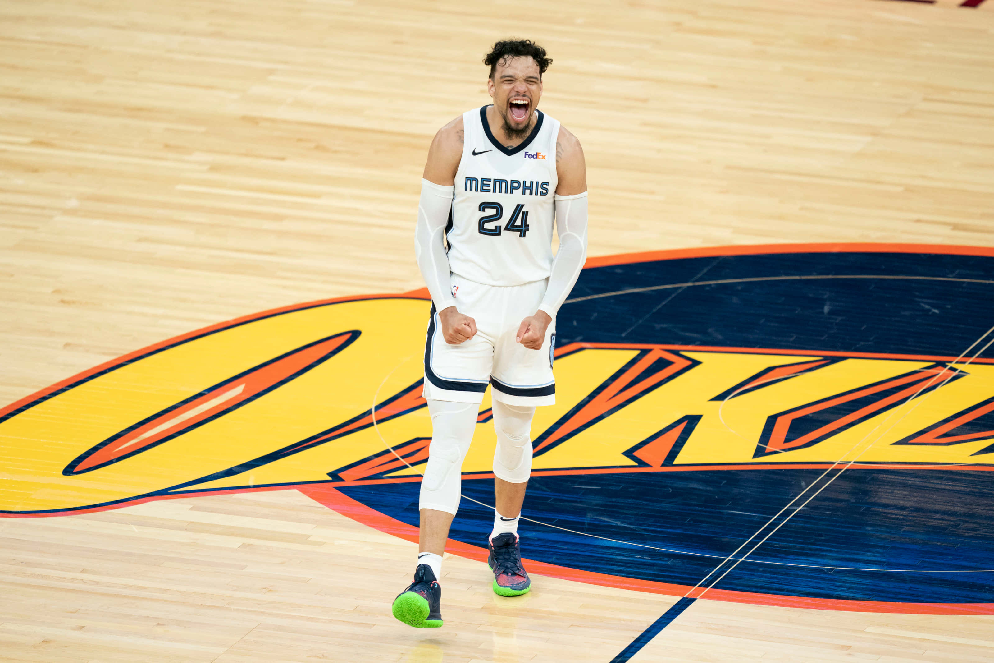 Dillon Brooks 桌布 壁紙 — 一位身穿白色24號球衣的曼菲斯灰熊籃球運動員在硬木球場上握緊拳頭張開嘴巴慶祝。