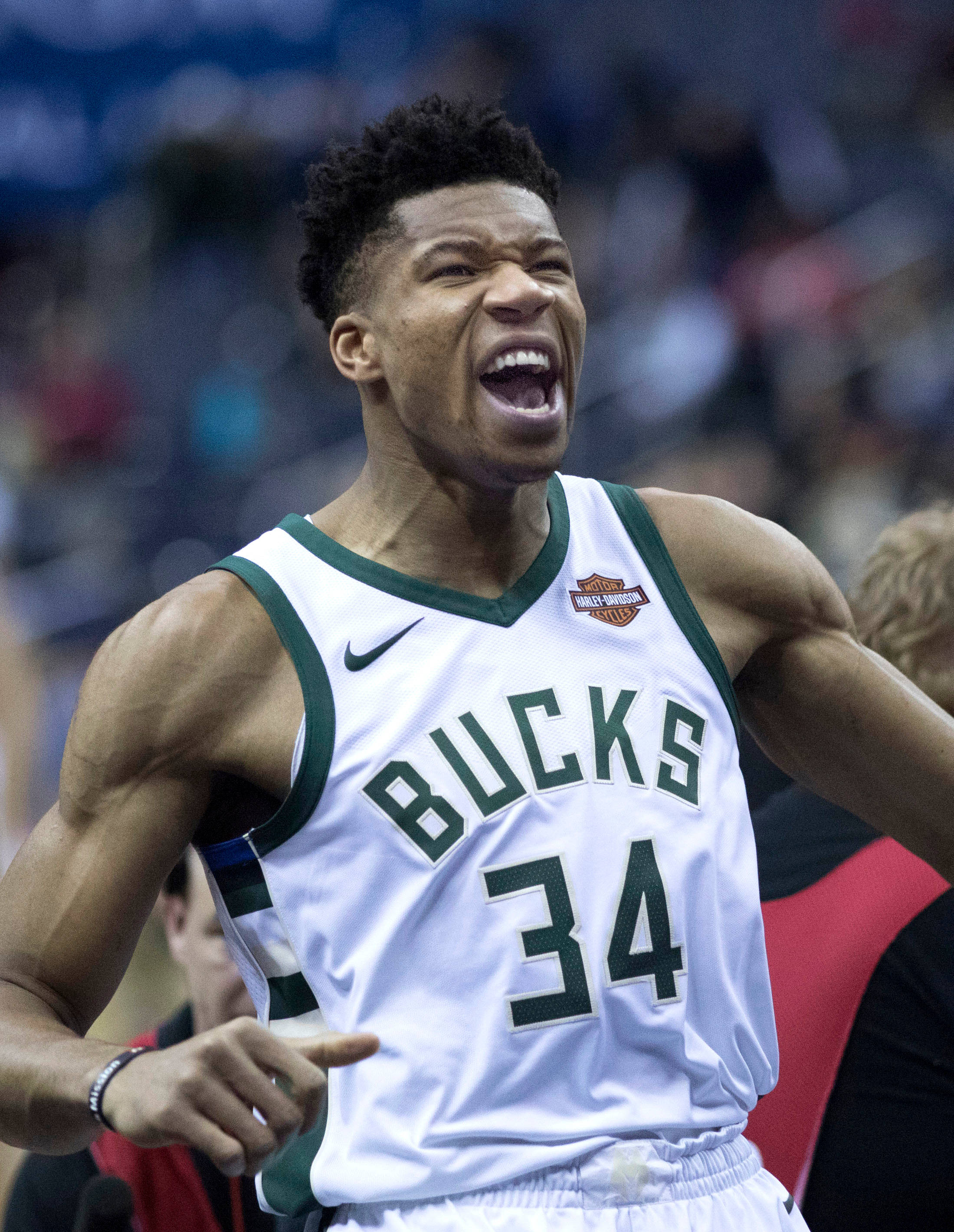 Giannis 桌布 壁紙 — 一位身穿白色34號球衣的密爾瓦基公鹿籃球運動員在比賽中發出充滿激情的怒吼。