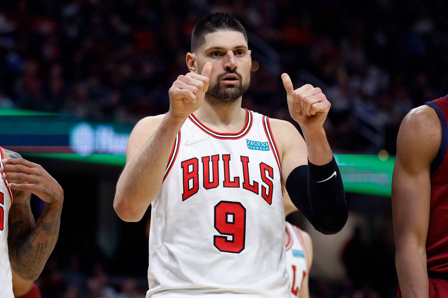 NBA 桌布 壁紙 — 一位身穿白色9號球衣的芝加哥公牛隊籃球運動員在比賽中雙手指向上方。