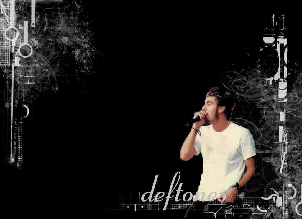 deftones 桌布 壁紙 — 一位身穿白色T恤的男歌手在帶有圖形疊加的深色抽象背景前，熱情地對著麥克風演唱。