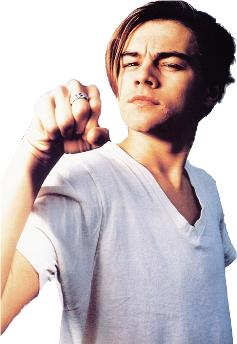 actor 桌布 壁紙 — 一位身穿白色V領襯衫的年輕男子，在黑色背景前表情嚴肅地向前指。