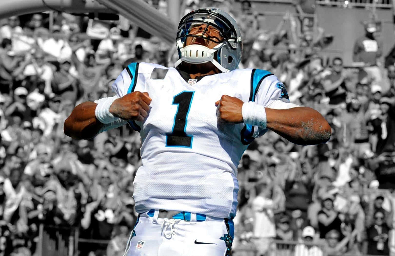 Cam Newton 桌布 壁紙 — 一位身穿白色一號球衣的美式足球四分衛，在黑白人群中高舉拳頭慶祝。