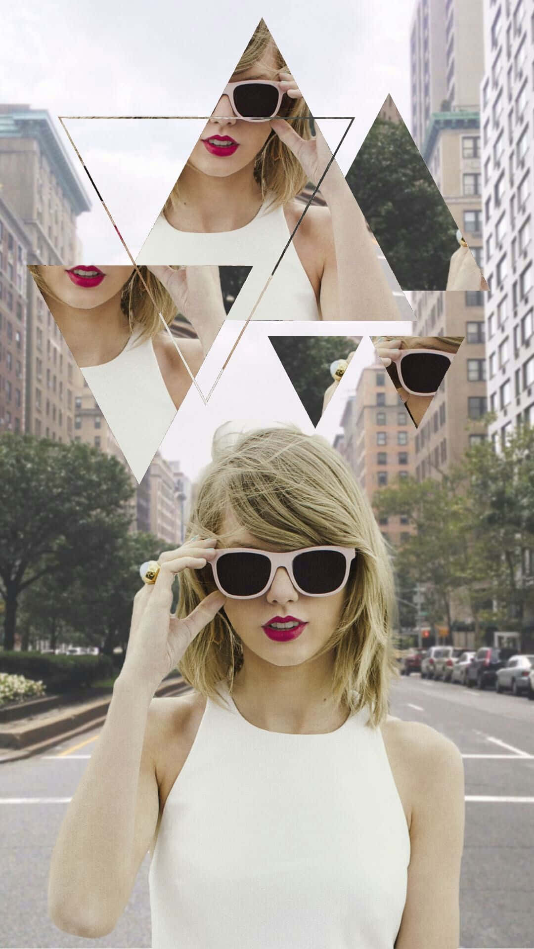 Taylor Swift iPhone 桌布 壁紙 — 一位身穿白色上衣和太陽眼鏡的女性站在城市街道上，上方有她臉部的幾何三角形鏡面反射。