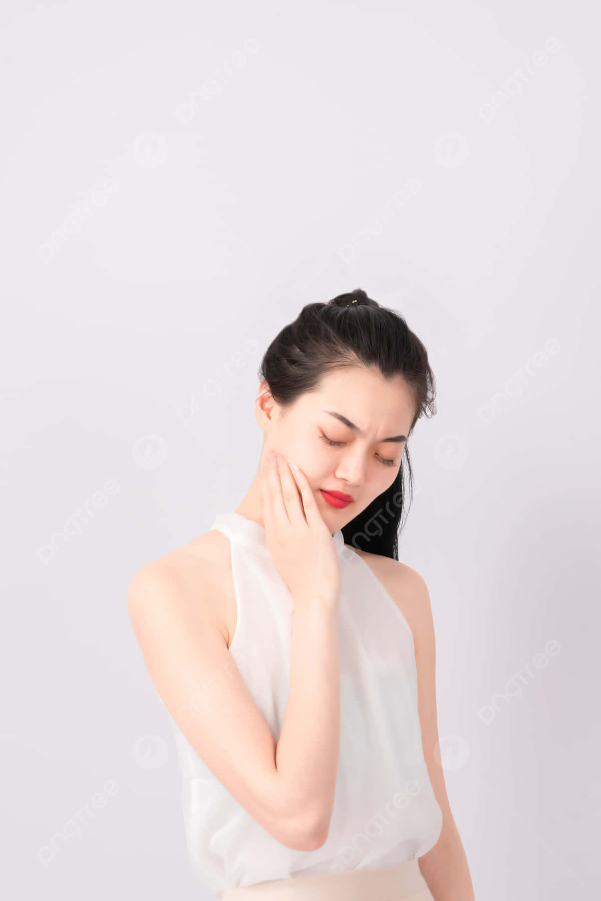 Painful 桌布 壁紙 — 一位身穿白色上衣的女性，輕輕地將臉頰貼在純淺灰色背景上。