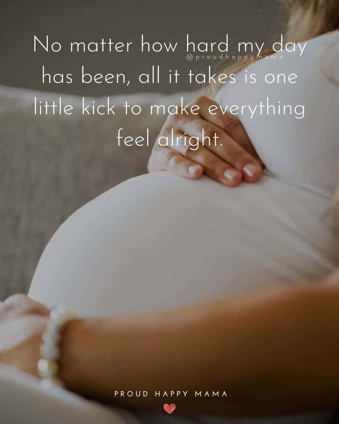 Pregnant 桌布 壁紙 — 一位身穿白色上衣的孕婦，一手輕柔地托著腹部，靠在沙發上休息，並疊加了一句關於胎動的勵志語錄。
