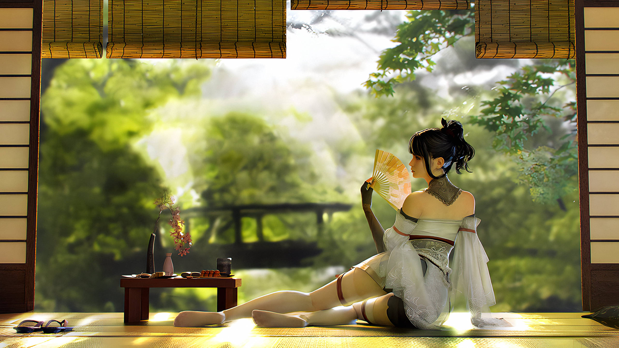 Naraka 桌布 壁紙 — 一位身穿白色傳統服飾的寧靜動漫女孩坐在榻榻米上，手持扇子，透過竹製百葉窗凝視著沐浴在金色陽光下的翠綠花園。