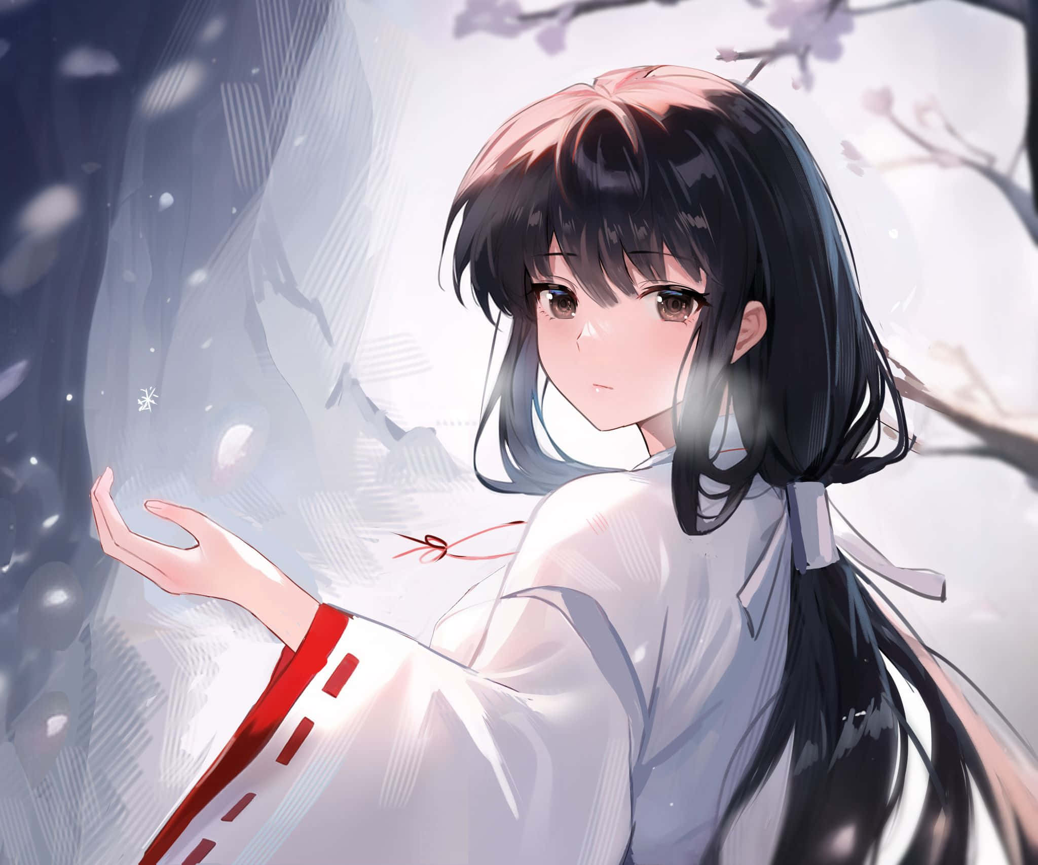 Inuyasha And Kikyo 桌布 壁紙 — 一位身穿白色和服搭配紅色點綴的寧靜動漫女孩，在柔和的雪景背景下輕輕接住飄落的櫻花。