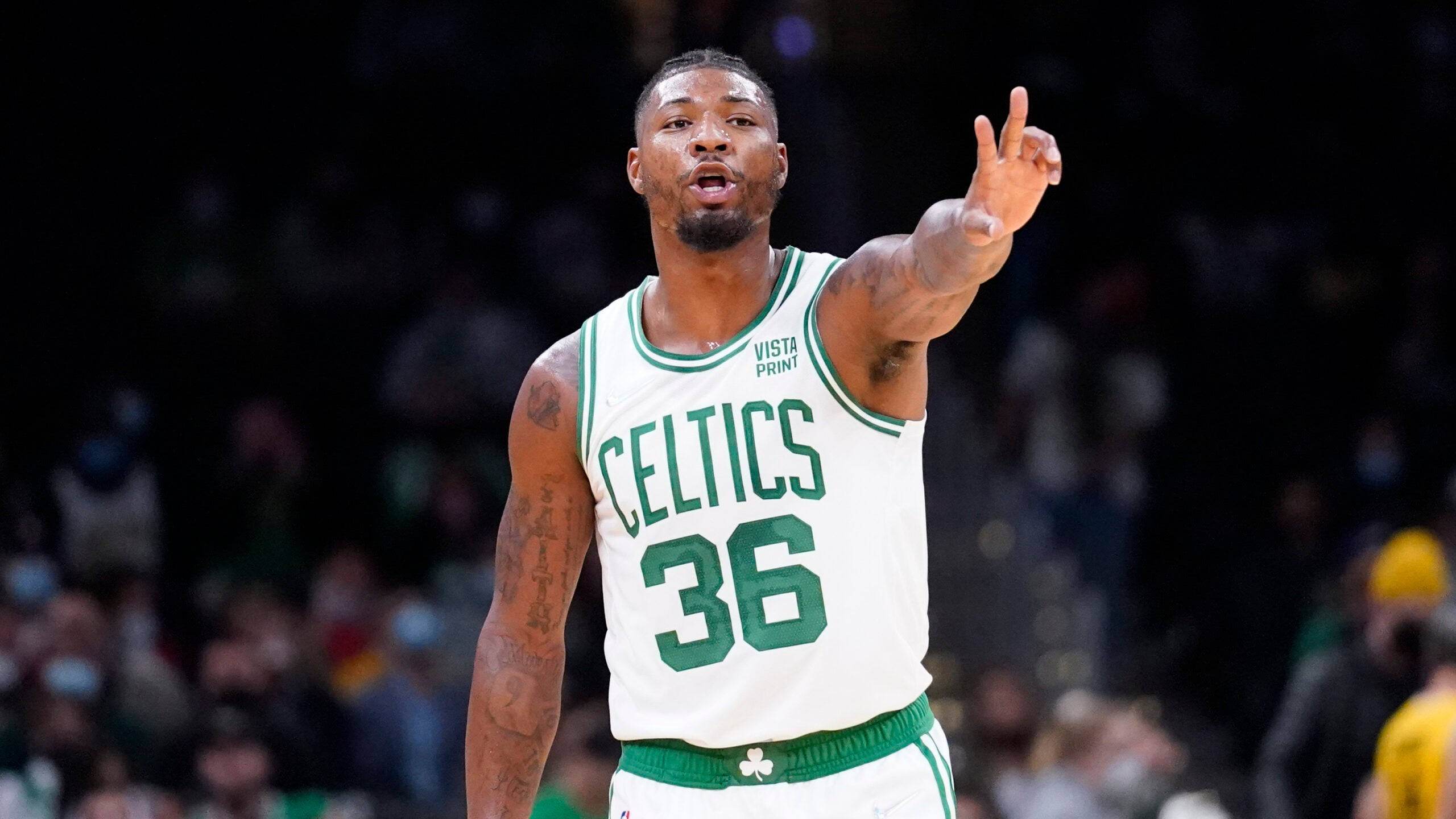 Marcus 桌布 壁紙 — 一位身穿白色和綠色球衣、背號36的波士頓塞爾提克籃球運動員在場館燈光下比賽時激烈地做手勢。